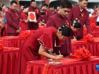 “工地婚礼”见证爱情
