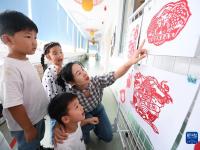 校园剪纸迎丰收

