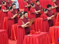 “工地婚礼”见证爱情
