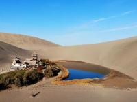甘肃敦煌：秋色润鸣沙 月泉景如画
