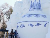 哈尔滨太阳岛雪博会：大型雪塑创作持续推进
