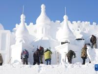 哈尔滨太阳岛雪博会：大型雪塑创作持续推进
