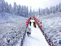 银装素裹瓦屋山
