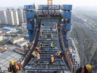 跨襄阳北编组站大桥T3主塔封顶
