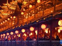 湖北宣恩：一河水淌活“夜经济”
