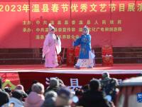 河南温县：正月里来乡土剧团进城唱大戏
