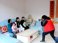 甘肃静宁：写春联 喜迎春
