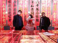 河南温县：红红火火印春联
