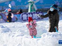 北京公园开启冰雪游园会活动
