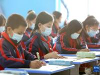 新疆和田：沙漠腹地村小的新学期
