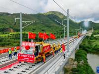 汕汕铁路全线开始铺轨
