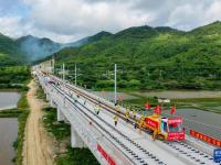 汕汕铁路全线开始铺轨
