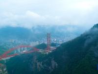 湖北鹤峰：峡谷飞“虹”
