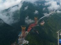 湖北鹤峰：峡谷飞“虹”
