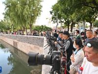雨后故宫角楼引游人
