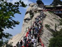 西岳华山 游人如织
