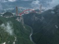 湖北鹤峰：峡谷飞“虹”
