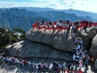 西岳华山 游人如织
