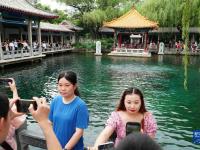 夏日趵突泉：泉水欢涌游人如织

