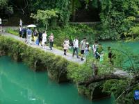 贵州荔波：夏季旅游持续升温
