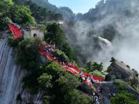 西岳华山：峭仞耸巍巍 奇险引游人

