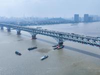 南京长江大桥安装桥墩防撞设施
