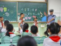 “我们开学啦！”
