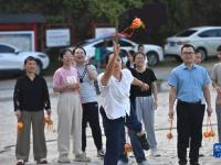 多彩民俗促团结
