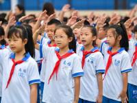 湖南长沙：中小学生迎来新学期
