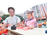 广西梧州：小学生多彩活动迎“双节”
