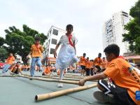 广西梧州：小学生多彩活动迎“双节”
