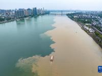 雨后汉江 “泾渭分明”
