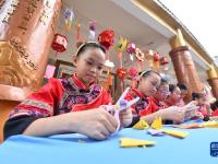 广西梧州：小学生多彩活动迎“双节”
