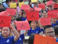 广西梧州：小学生多彩活动迎“双节”
