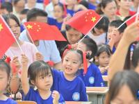 广西梧州：小学生多彩活动迎“双节”

