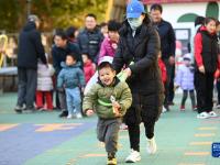 亲子运动 乐享暖阳
