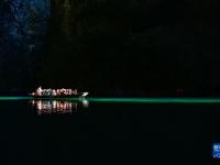 湖北鹤峰：屏山峡谷光影如画
