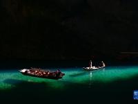 湖北鹤峰：屏山峡谷光影如画
