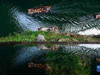 湖北鹤峰：屏山峡谷光影如画
