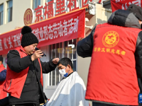 爱心义剪温暖户外劳动者
