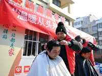 爱心义剪温暖户外劳动者
