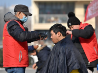 爱心义剪温暖户外劳动者
