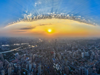 广州：夕阳伴晚霞 宛若天空之眼
