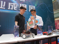 哈尔滨工业大学举办学生创新创业成果展
