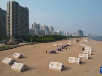 河北秦皇岛：美丽海湾引客来
