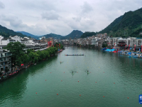 镇远古城：青山绿水独竹漂