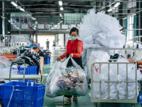 云南巧家：移民群众家门口就业
