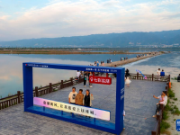 盐湖“变身” 山明水秀