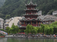 镇远古城：青山绿水独竹漂