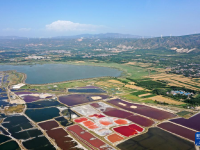 盐湖“变身” 山明水秀